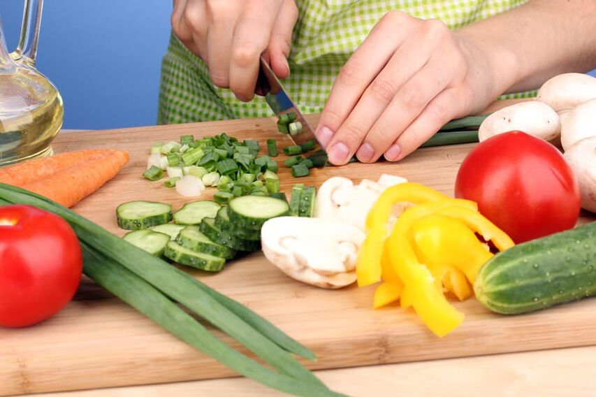 Preparar una ensalada de verduras para la etapa Crucero de la dieta Dukan