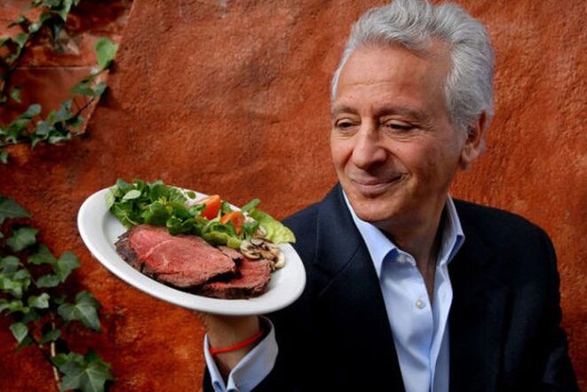 Pierre Ducan con un trozo de carne y verduras