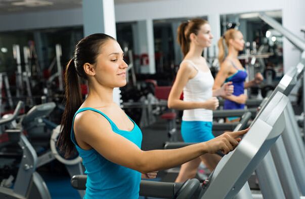 Entrenamiento en bicicleta en la cinta de correr
