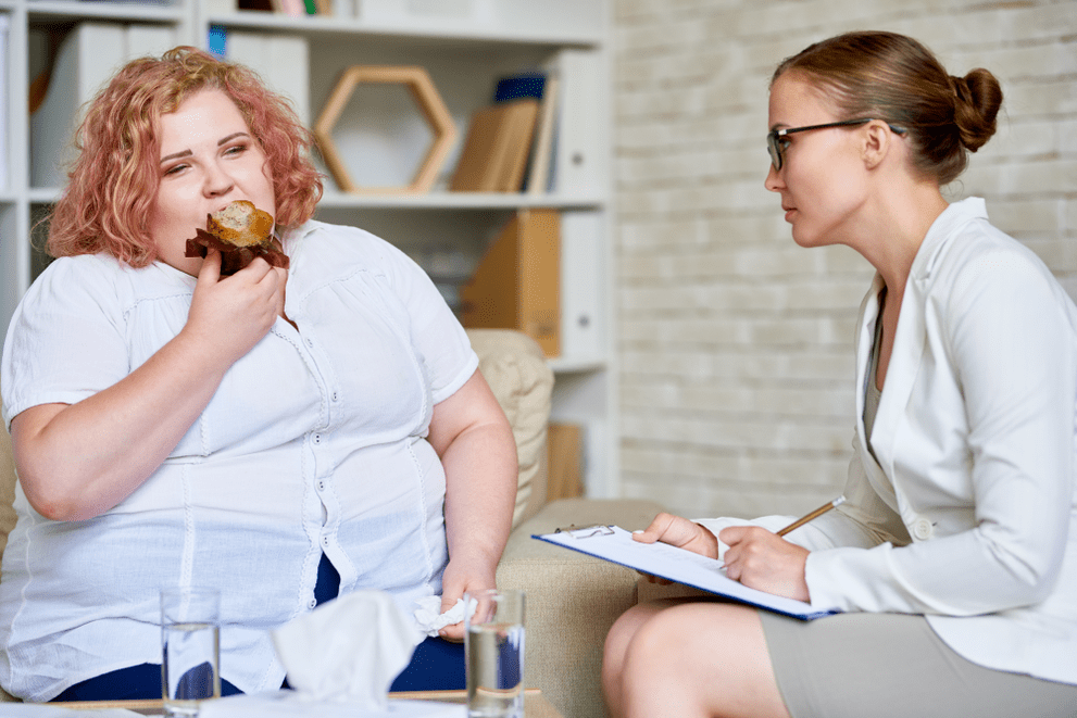 Mujeres con sobrepeso en cita con un especialista. 